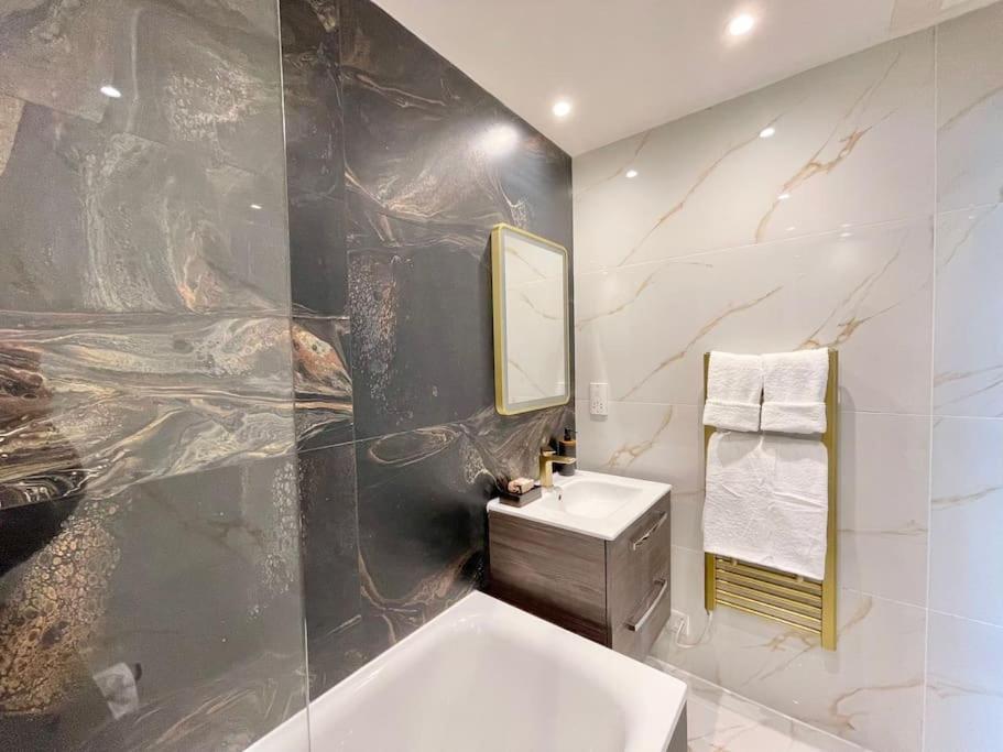Spacious 3 Bdr With Ac And Rooftop In Paddington *