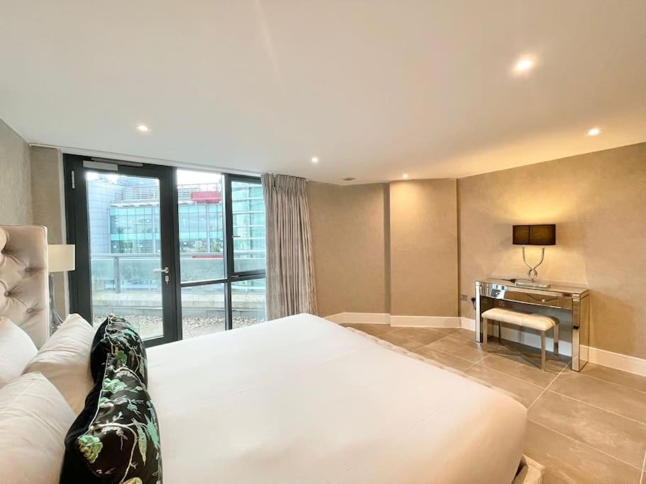 Spacious 3 Bdr With Ac And Rooftop In Paddington Londra
