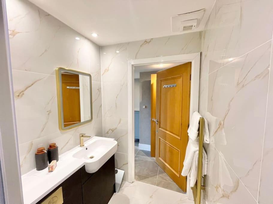 Spacious 3 Bdr With Ac And Rooftop In Paddington Londra